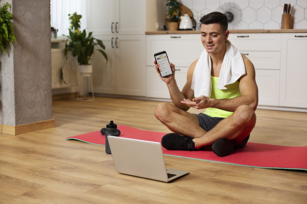 hombre tiro completo sentado estera yoga
